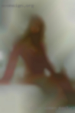 Older women masturbating pussy agressivly.